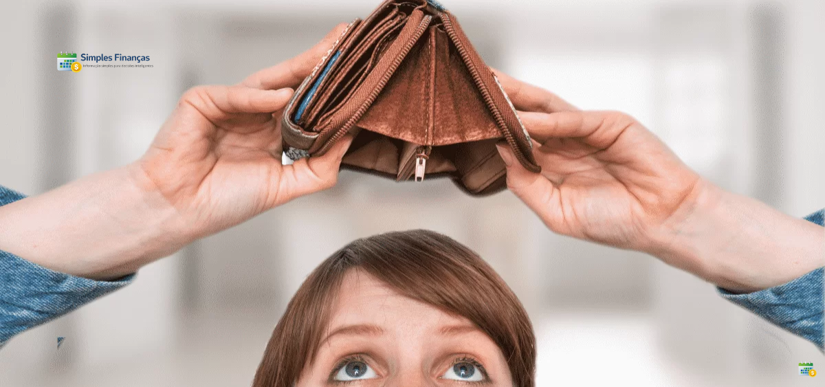 Pessoa gastando dinheiro com besteira